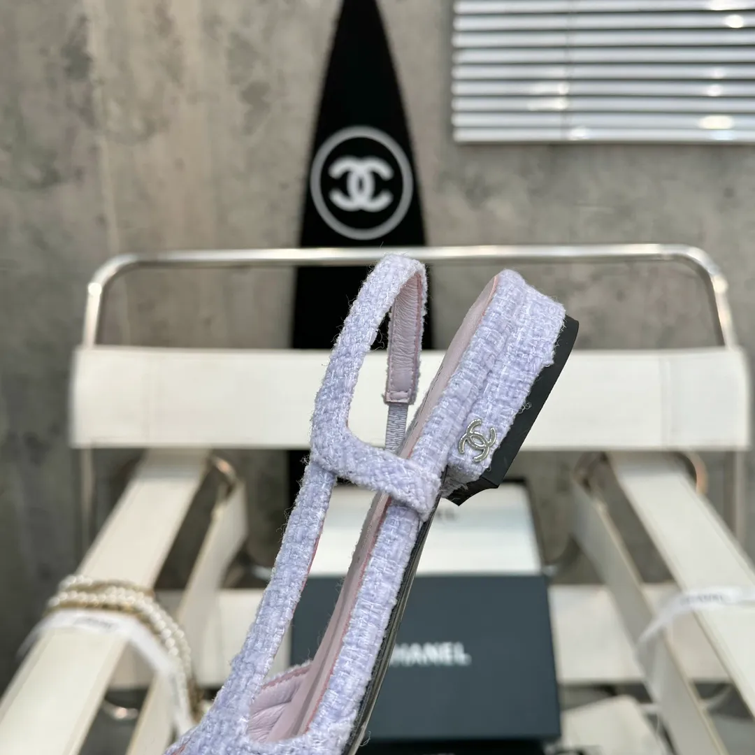 👟👟Ex-factory price 480👟👟 CHANEL Chanel flat bottom series🌹Fashionable classic sandals loved by all stars Fabric [👉] Mixed sheepskin👣🐏 Lining [👉] Silk sheep lining👣🐏 Insole [👉] Silk sheep👣🐏 Sole [👉] Genuine leather outsole imported from Italy 🌻 Packaging [👉] Chanel original box packaging 🌸 Code number [🦶🏻] 34-42 (⚠️34.41.42 is a custom code and cannot be returned or exchanged. Please understand)